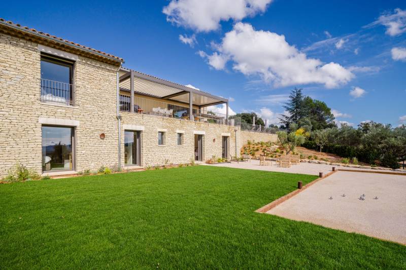 Large property on the heights of Saint-Saturnin-lès-Apt with a heated pool and a terrace offering panoramic views over the Luberon.