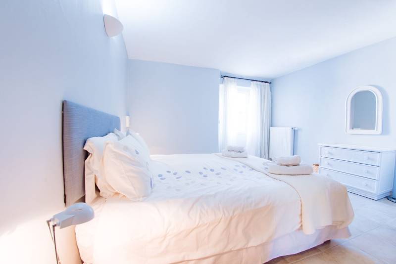 Charming stone house 10 minutes’ walk from Gordes with pool and panoramic view over the Luberon valley.