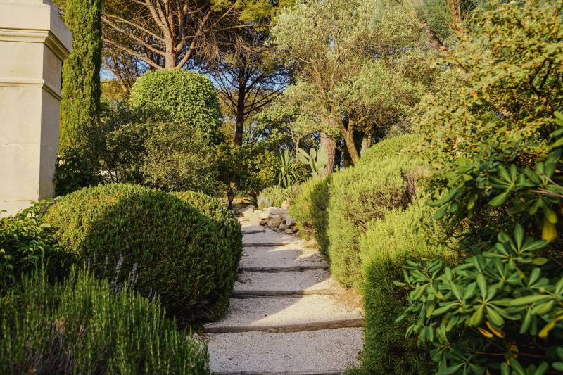 Carefully restored Provençal farmhouse in Maubec with pool, Mediterranean garden, Luberon view and walking access to the village.