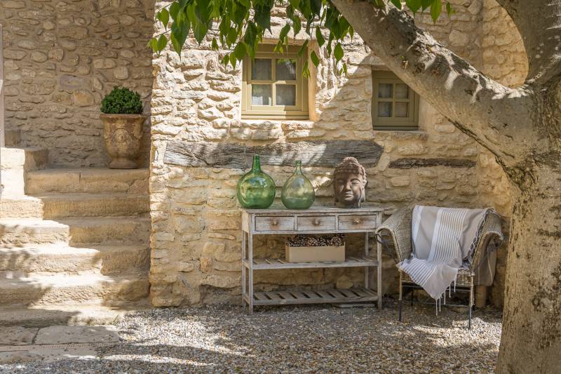 For rent near Gordes, superb renovated hamlet with eight bedrooms, swimming pool, orangery and views over the Luberon.