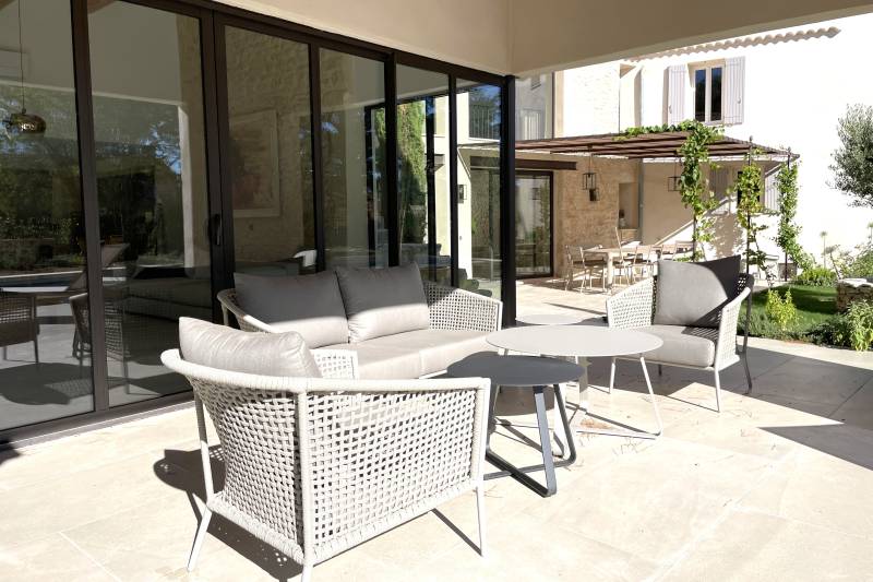 For rent, renovated 19th-century Magnanerie with high-end amenities and heated pool for your holidays in a charming hamlet close to Saint-Saturnin-lès-Apt.