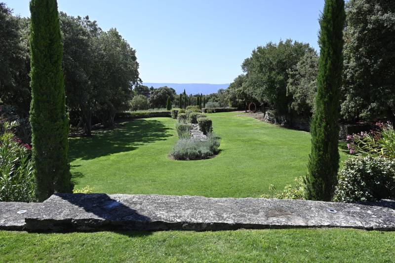 For rent in Gordes, elegant stone property with swimming pool, tennis court and multisport ground within walking distance of the village.