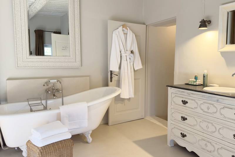 To rent in Oppède, superb seven-bedroom property with swimming pool, outdoor massage area and outdoor nomad tent.