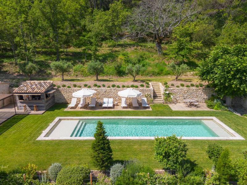 Available for holiday rental, superb stone farmhouse in the heart of nature with pool and summer kitchen, walking distance to the village of Ménerbes.