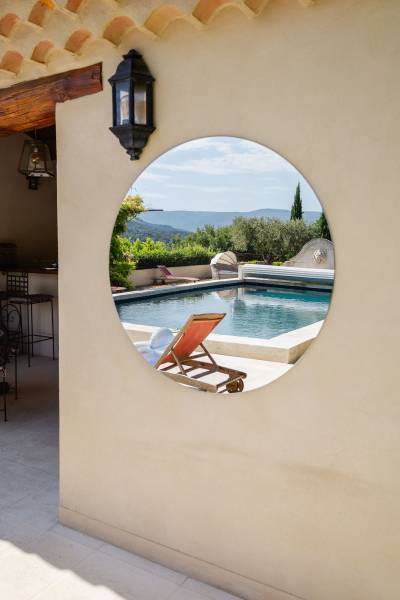For rent near Roussillon, large Provençal house with stunning views of the Luberon and the Mont Ventoux