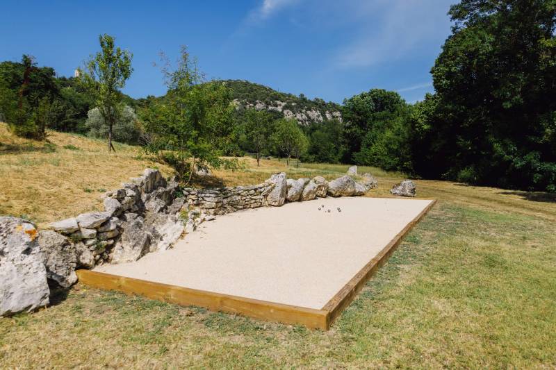 Seasonal rental between Bonnieux and Lourmarin: a luxurious Mas with pool and tennis court nestled in unspoilt nature.