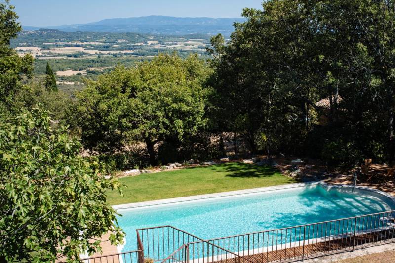 Charming stone house 10 minutes’ walk from Gordes with pool and panoramic view over the Luberon valley.