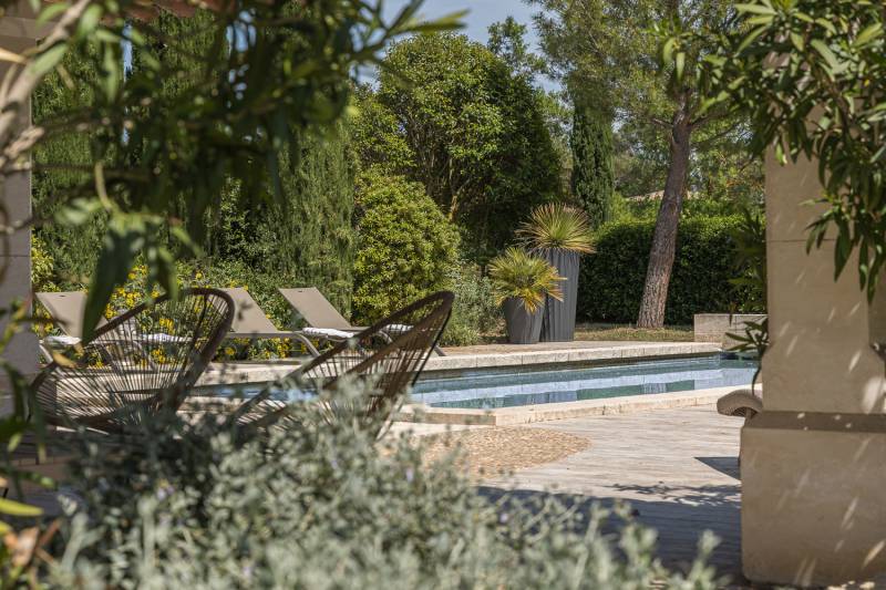 For rent near Gordes, superb renovated hamlet with eight bedrooms, swimming pool, orangery and views over the Luberon.