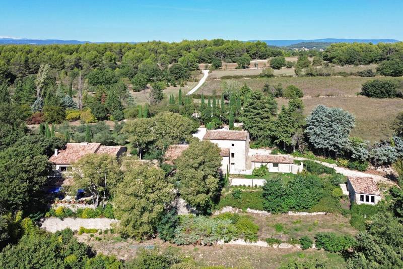 Architect-designed house in the heart of a 9-hectare estate in the Luberon