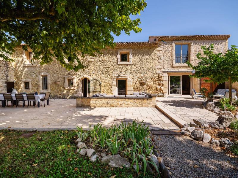 Authentic South-Facing Character: Expertly renovated 17th-century stone farmhouse, offering absolute tranquility just minutes from L’Isle-sur-la-Sorgue.
