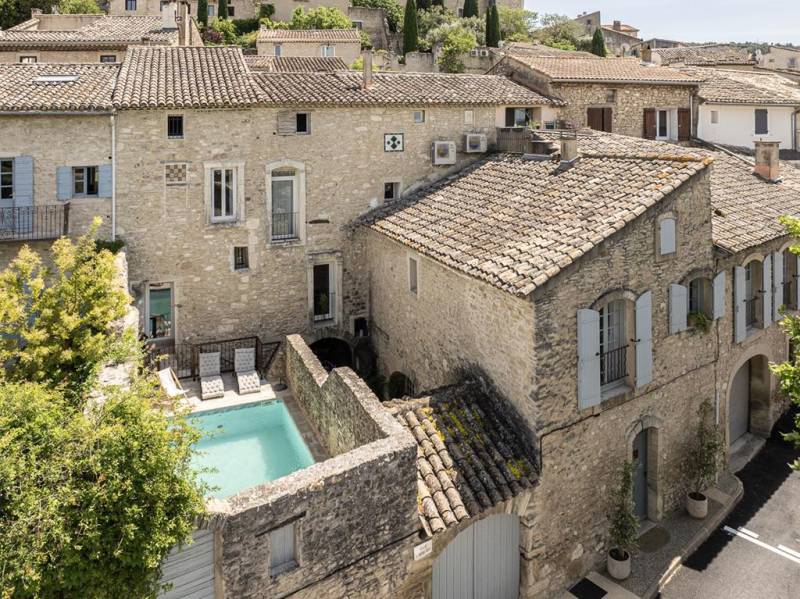 Built in the 18th century from the stones of the Château de Lagnes + independant house