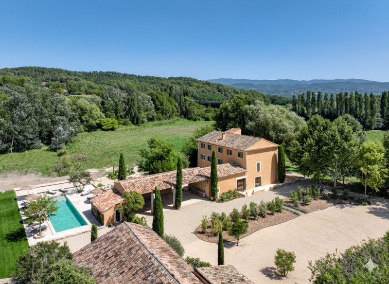 For sale: renovated country house and farmhouse with outbuildings, on over 4.3 hectares, near Roussillon and Bonnieux.