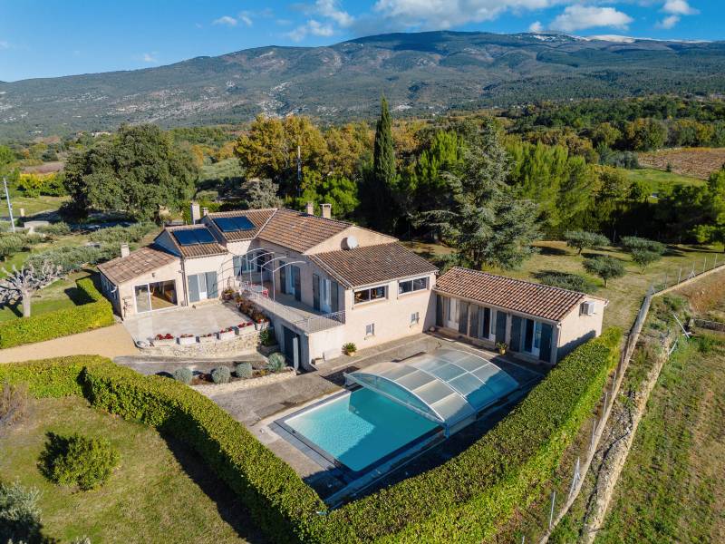 Bright 170 m² villa equipped with solar panels, ideally located in a calm and sought-after environment in the heart of Provence.