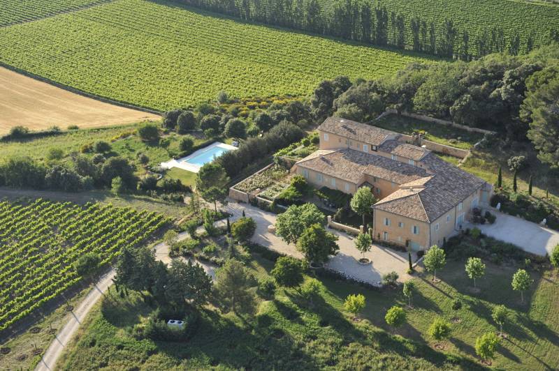 Provençal Bastide in Rustrel with pool, accommodates up to 28 guests for a nature-filled and authentic holiday.
