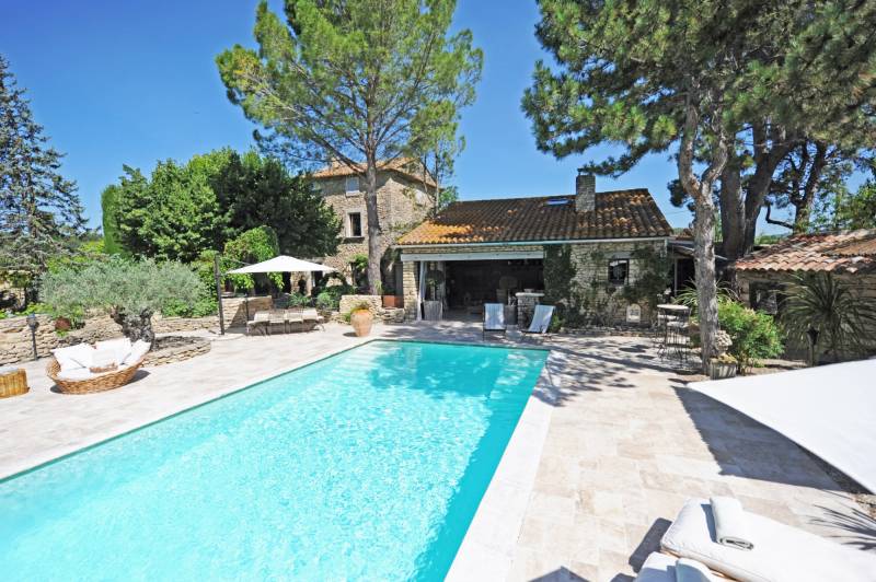 Seasonal rental in L’Isle-sur-la-Sorgue of an old stone Mas fully renovated with swimming pool, jacuzzi and sauna.