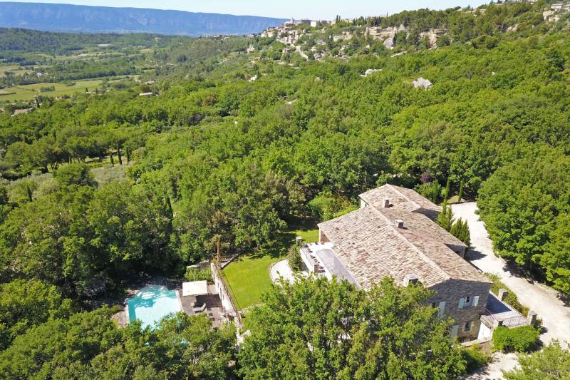 Charming stone house 10 minutes’ walk from Gordes with pool and panoramic view over the Luberon valley.
