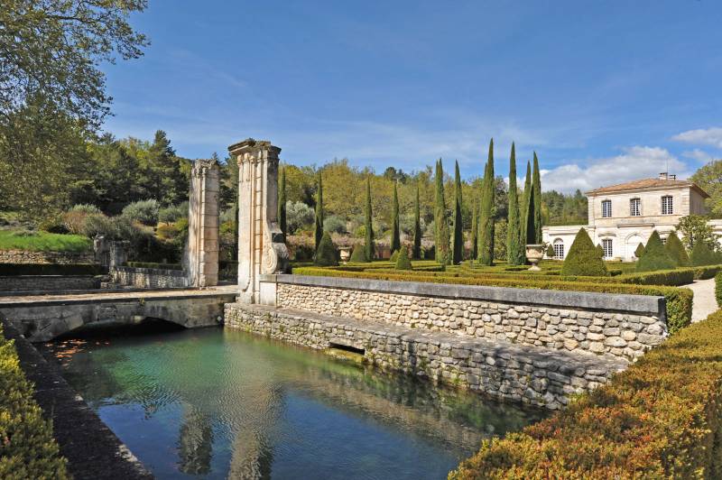 To rent for exceptional holidays, luxurious property in the heart of the St Lambert forest with pool and tennis.