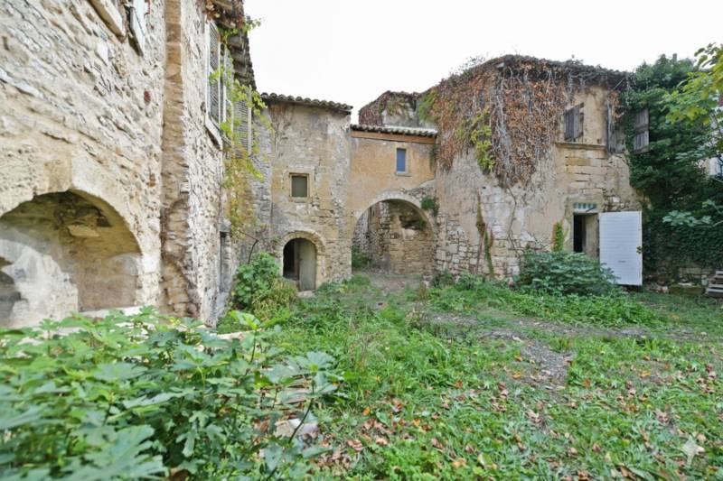 For sale in the Luberon: historic private hamlet to renovate and convert into a hotel on the Via Domitia cycle path.