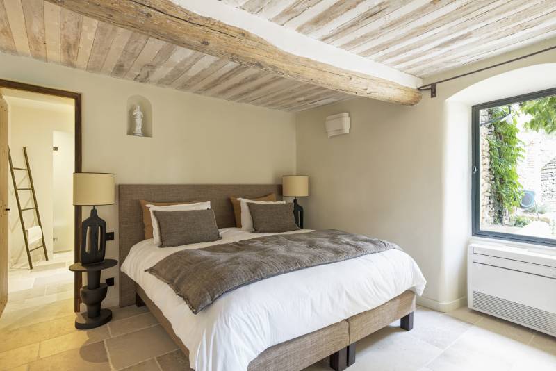 Stunning mas renovated with modernity and authentic charm, near the village of Gordes with pool and high-end amenities.