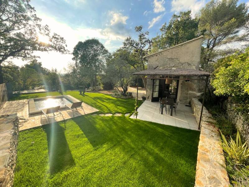 Charming stone Mazet just minutes from L’Isle-sur-la-Sorgue and the Saumane golf course with pool, garden and shaded terrace.