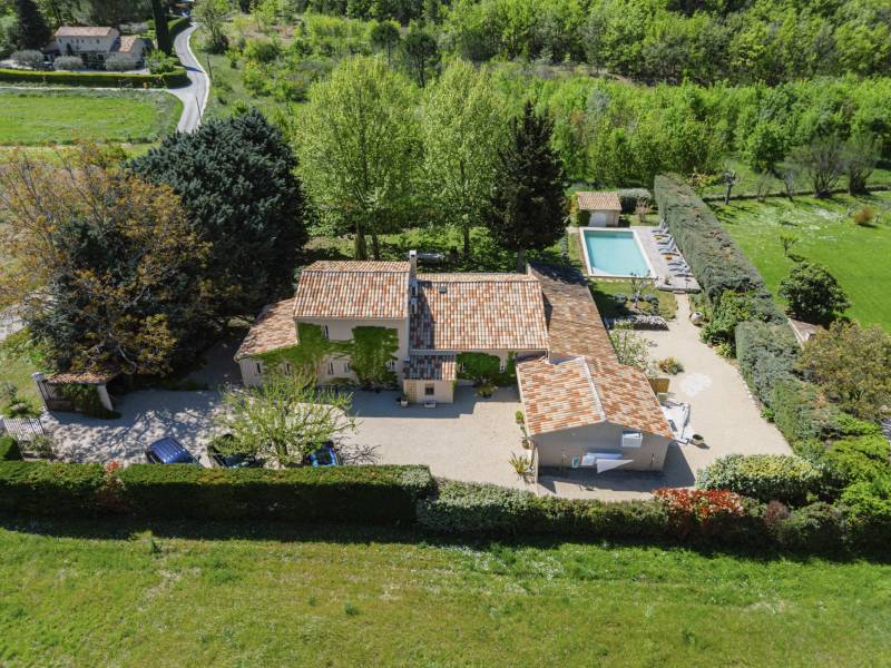 Elegant villa with swimming pool and outbuildings near by the charming village of Lourmarin.