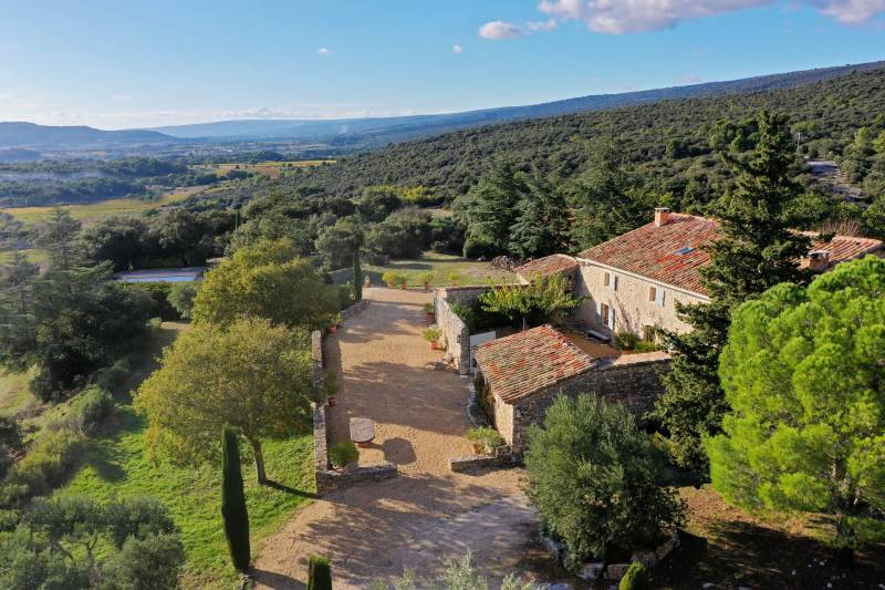 Authentic renovated sheepfold in Rustrel, surrounded by nature with large pool and views over the ochres of the Colorado Provençal.