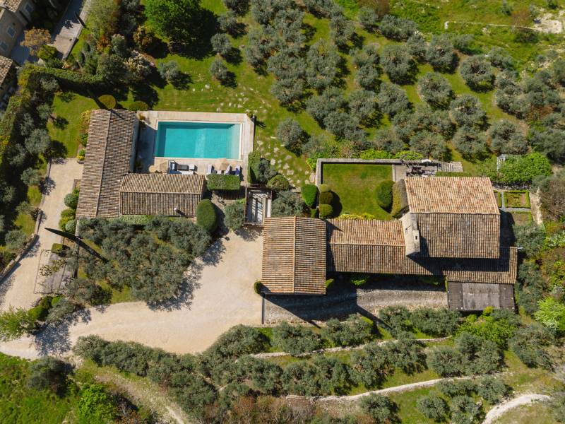 prime location for this traditional stone house, with an annexe, pool house, Briare enamel swimming pool and garages