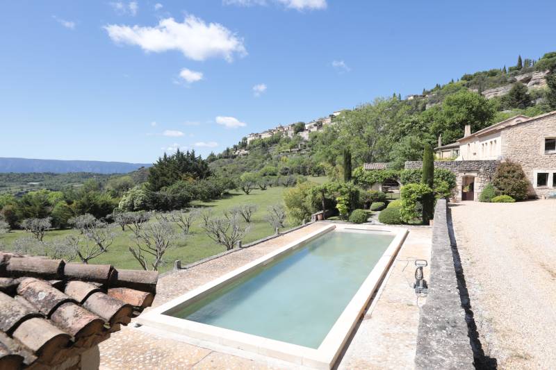 Rental of a renovated stone Mas with pool, summer kitchen and panoramic view over the village of Gordes.