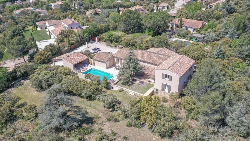 For your holiday in the Luberon, Provençal villa with five bedrooms, swimming pool, jacuzzi and table tennis, accommodating up to 13 guests.