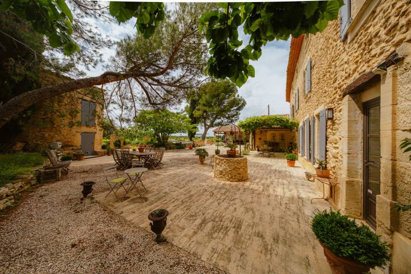 Stone building, completely renovated in 2013, spans more than 400 m²