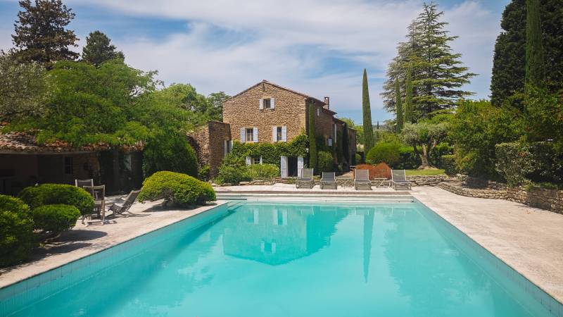 In Gordes, superb mas with swimming pool and janitor's cottage on over a hectare of land in the heart of Luberon.