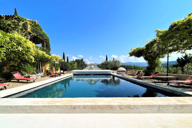For rent near Roussillon, large Provençal house with stunning views of the Luberon and the Mont Ventoux