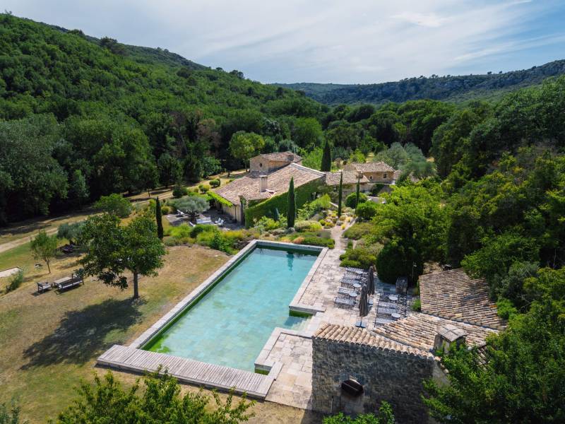 Seasonal rental between Bonnieux and Lourmarin: a luxurious Mas with pool and tennis court nestled in unspoilt nature.
