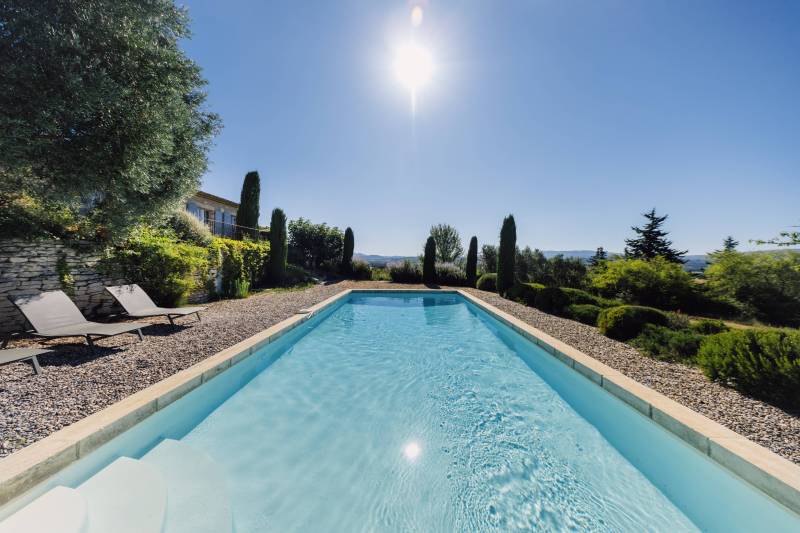 Seasonal rental of a Provençal family stone house with swimming pool, facing the Luberon and with views of the village of Gordes.