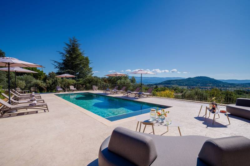 Large property on the heights of Saint-Saturnin-lès-Apt with a heated pool and a terrace offering panoramic views over the Luberon.