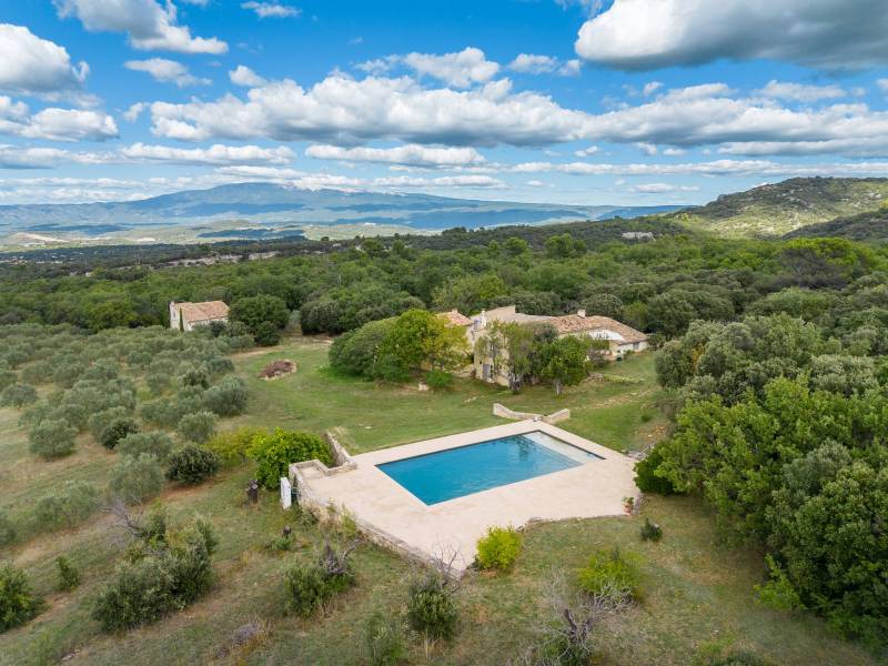 Sale in Venasque: This property is a true gem of Provençal architecture, offering an exceptional living environment on nearly 22 hectares, with a panoramic view of the Ventoux.
