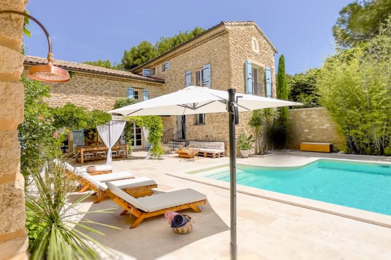 Carefully restored Provençal farmhouse in Maubec with pool, Mediterranean garden, Luberon view and walking access to the village.