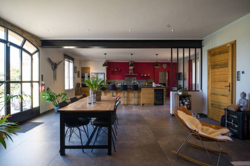For sale in Roussillon, in the heart of the Luberon, contemporary villa with swimming pool and beautiful views.