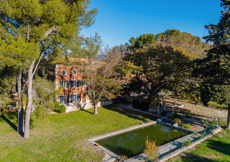 For sale: 18th-century mansion in need of restoration on 1.6 hectares of south-facing land near Oppède in the heart of the Luberon.