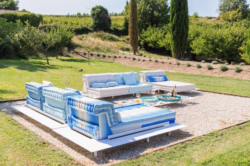 For rent in the countryside of Bonnieux, superb renovated hamlet with swimming pool, high-end amenities and panoramic views.