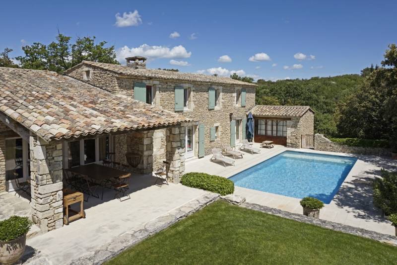 For rent in Gordes, elegant stone property with swimming pool, tennis court and multisport ground within walking distance of the village.