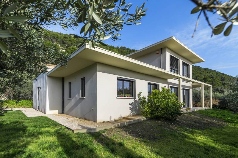 Elegant contemporary house with high-quality features in the hills above the charming village of Beaumes de Venise.