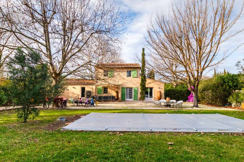 For sale in Isle-sur-la-Sorgue, charming renovated villa with fireplace and swimming pool in a quiet location on the outskirts of town.