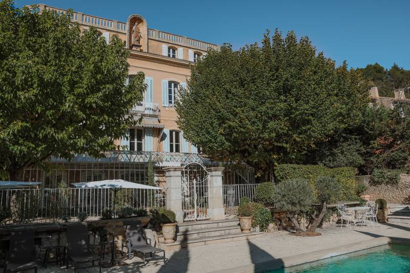 For sale: a charming, light-filled property in the heart of Apt, featuring an exceptional house with a swimming pool.