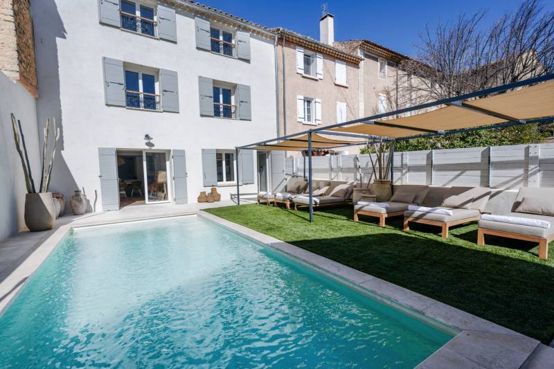 Absolute relaxation at the foot of Mont Ventoux: heated swimming pool (7x3m) and sun-drenched terrace for this exceptional townhouse in Bédoin