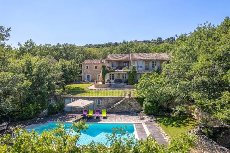 Charming stone house 10 minutes’ walk from Gordes with pool and panoramic view over the Luberon valley.