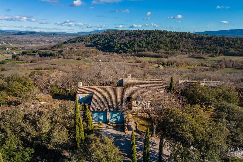 Close to Gordes, property of approximately 2 hectares planted with century-old oak trees offering panoramic views of the Luberon plain.