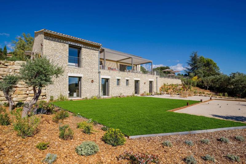 Stone house with panoramic view in Luberon