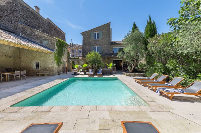 In Gordes, for sale, a stunning country house in a hamlet with a courtyard and a swimming pool.