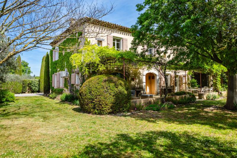 Located between Carpentras and Mont Ventoux, this charming country house is the ideal family home or the perfect vacation home.
